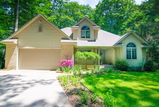 866 Scenic Dr, Muskegon, MI 49445