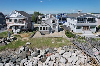 27 Thornton St, Seabrook, NH 03874