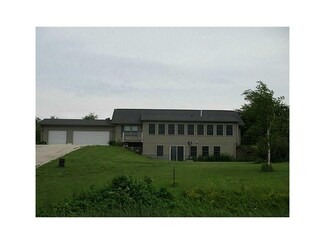 1933 Bunker Hill Rd, Central City, IA 52214