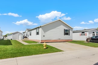 1827 Magnolia St, Newport, MI 48166