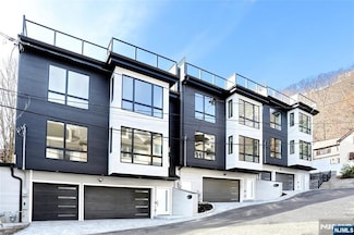 1456 River Rd, Edgewater, NJ 07020