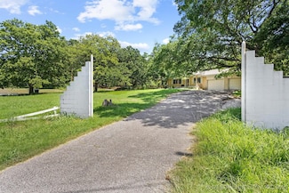 800 Henson Rd, Madill, OK 73446