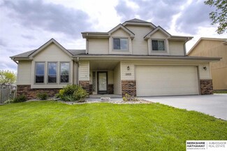1003 E Aberdeen Dr, Papillion, NE 68046