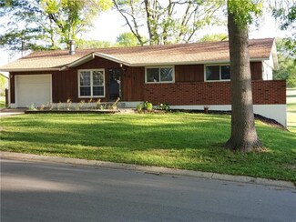 121 Woodland Rd, Lansing, KS 66043
