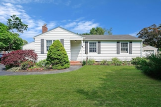 15 Roosevelt Blvd, East Patchogue, NY 11772