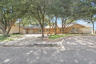 1013 S School Ave, Levelland, TX 79336