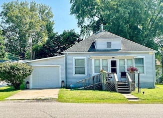 403 N 7th St, Wathena, KS 66090