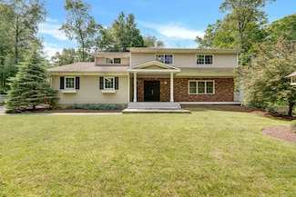 19 Maplecrest Dr, Danbury, CT 06811