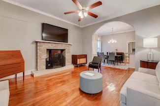 3220 Marigold St, Houston, TX 77009