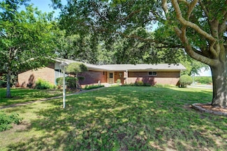 1512 Hulme St, Bowie, TX 76230