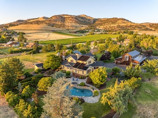 4050 Royal Crest Rd, Medford, OR 97504