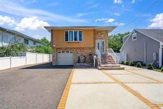 81 Oakdale Blvd, Farmingdale, NY 11735