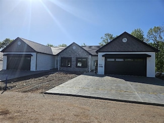 812 S 10th St, Youngwood, PA 15697