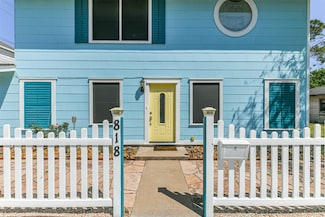 818 11th St, Galveston, TX 77550