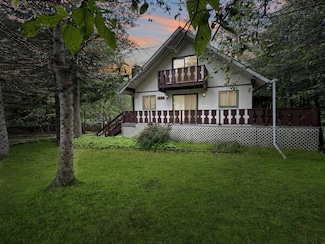 8252 Natures Dr, Tobyhanna, PA 18466