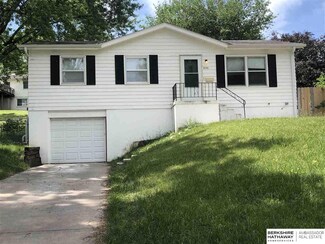 8701 Westridge Dr, Omaha, NE 68124