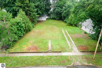 406 E 6th St, Clare, MI 48617