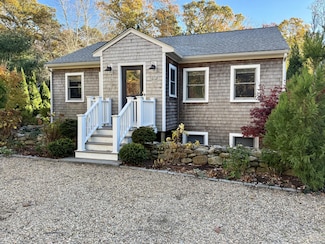 8 W Tashmoo Ave, Vineyard Haven, MA 02568