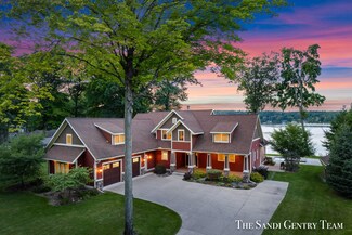 5915 Lakeshore Dr, Newaygo, MI 49337