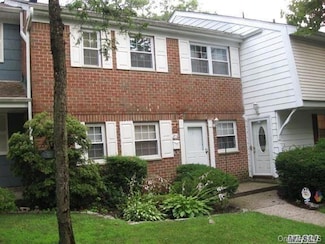 211 Towne House Village, Hauppauge, NY 11749