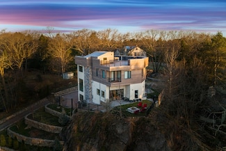 71 Grove St, Chestnut Hill, MA 02467