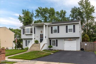 15 Brook St, Farmingdale, NJ 07727