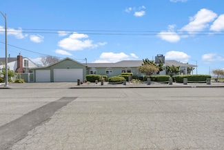 288 W 7th St, Crescent City, CA 95531