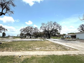 821 Hamilton St, Sinton, TX 78387