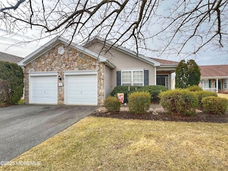7 Vandevere Ln, Columbus, NJ 08022