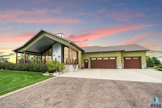 26182 Reed Ct, Canistota, SD 57012