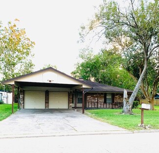 300 La Laja Dr, Angleton, TX 77515