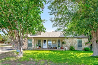 139 W Eickenroht Rd, Ingram, TX 78025
