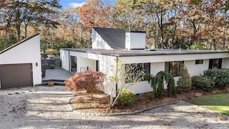 25 N Quarter Rd, Westhampton, NY 11977