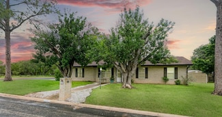312 Frederick Rd, Fredericksburg, TX 78624