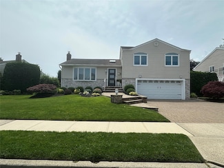 17 Keswick Ln, Plainview, NY 11803