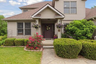 1453 Maplewood Dr, Saline, MI 48176