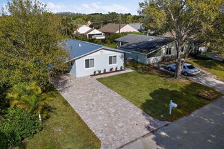 911 W Hawie St, Jupiter, FL 33458