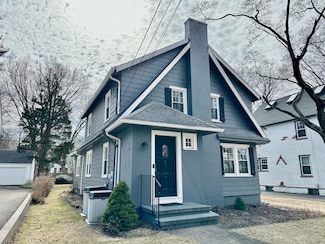 111 Spring Garden St, Hamden, CT 06517