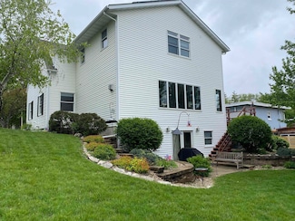 607 North St, Decorah, IA 52101