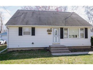 301 9th Ave, Hiawatha, IA 52233