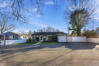 34 Weston St, Huntington Station, NY 11746