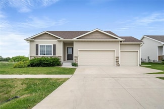 9334 Valley Pkwy, Johnston, IA 50131