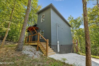 689,717 Country Oaks Ln, Lafollette, TN 37766