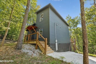 733 Country Oaks Ln, Lafollette, TN 37766