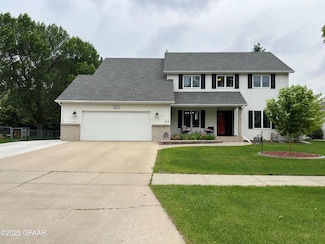 1371 S 38th St, Grand Forks, ND 58201