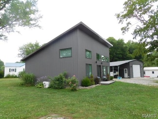 203 E 5th St, Kinmundy, IL 62854