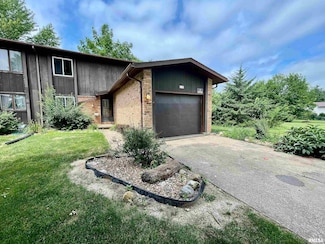 15 Cedar Dr, Macomb, IL 61455