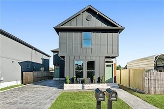 3317 Pakenham Dr, Chalmette, LA 70043