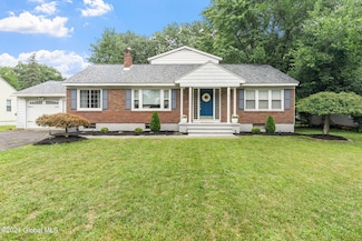8 Silversmith Ln, Schenectady, NY 12306