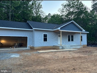 24 Bay Pointe Dr, Montross, VA 22520